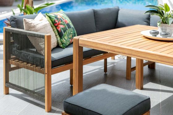 Outdoor-Esszet mit Massivholz-Ecksofa und 3-Sitzer-Bank für entspannende Mahlzeiten