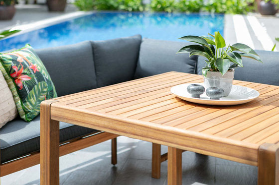 Outdoor-Esszet mit Massivholz-Ecksofa und 3-Sitzer-Bank für entspannende Mahlzeiten