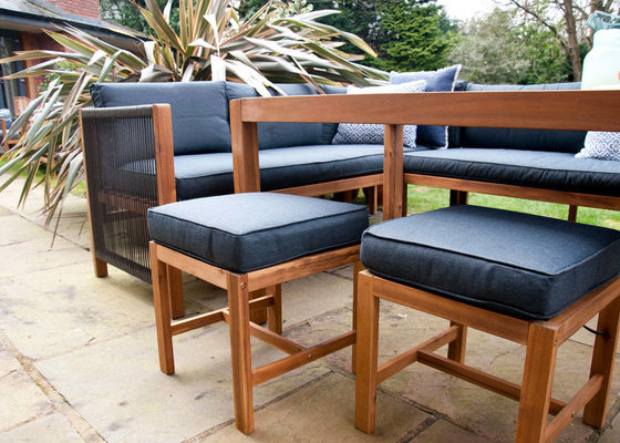 Outdoor-Esszet mit Massivholz-Ecksofa und 3-Sitzer-Bank für entspannende Mahlzeiten