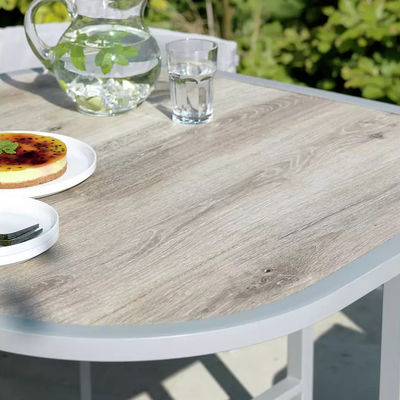 Maximieren Sie Ihren Außenraum mit diesem platzsparenden Rattan- und Stahl-Essensatz