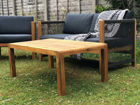 Außenmöbel mit Holz-Stuhlen und PE-Rattan-Gewebe W71 x D66 x H64cm