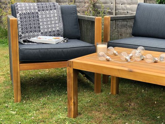 Außenmöbel mit Holz-Stuhlen und PE-Rattan-Gewebe W71 x D66 x H64cm