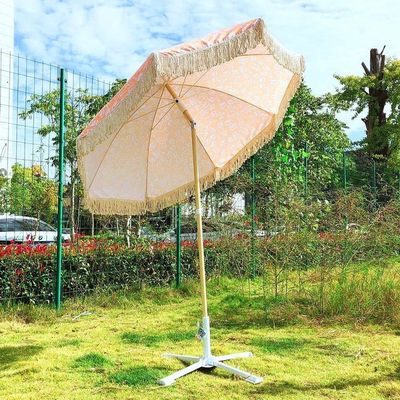 Sonnenschirm für den Außenstrand mit Tassel in Holzfarbe und Polyestermaterial