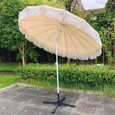 Sonnenschirm für den Außenstrand mit Tassel in Holzfarbe und Polyestermaterial