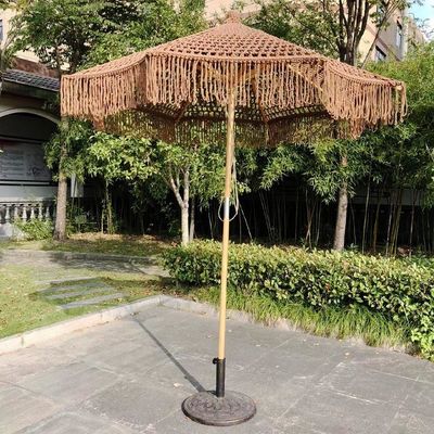 Sonnenschirm für den Außenstrand mit Tassel in Holzfarbe und Polyestermaterial