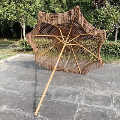Sonnenschirm für den Außenstrand mit Tassel in Holzfarbe und Polyestermaterial