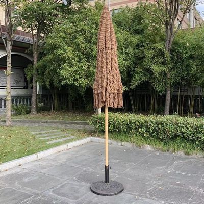 Sonnenschirm für den Außenstrand mit Tassel in Holzfarbe und Polyestermaterial