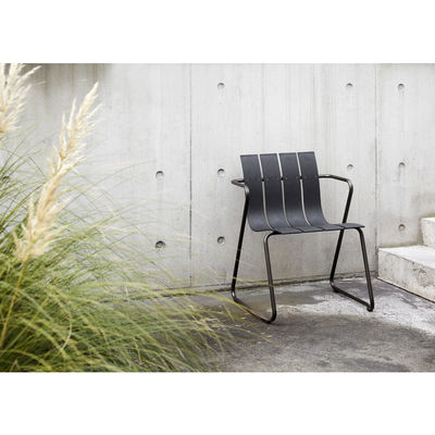 Metall-Stahl-Gartenstuhl mit minimalistischem Design Kunststoff-Holz-Sessel von AJUNION