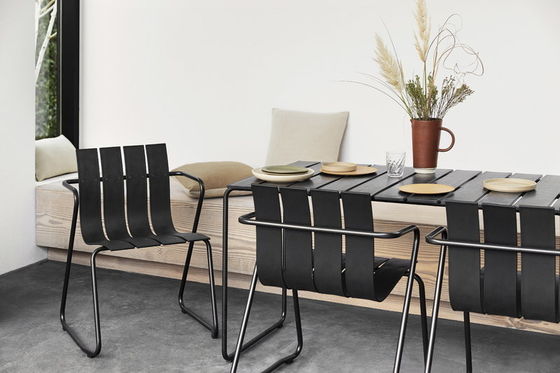 Metall-Stahl-Gartenstuhl mit minimalistischem Design Kunststoff-Holz-Sessel von AJUNION