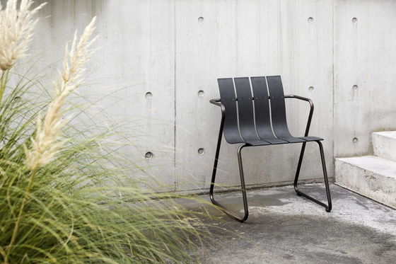 Metall-Stahl-Gartenstuhl mit minimalistischem Design Kunststoff-Holz-Sessel von AJUNION
