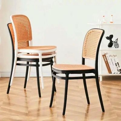 Nordic Stackable PP Plastik Rattan Dinner Chair für das Restaurant im Garten