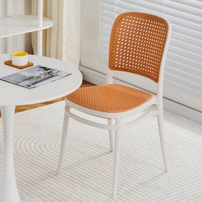 Nordic Stackable PP Plastik Rattan Dinner Chair für das Restaurant im Garten