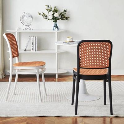Nordic Stackable PP Plastik Rattan Dinner Chair für das Restaurant im Garten
