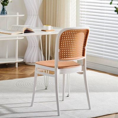 Nordic Stackable PP Plastik Rattan Dinner Chair für das Restaurant im Garten