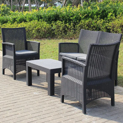 Verwandeln Sie Ihre Terrasse in ein nordisches Paradies mit Plastik-Tisch- und Stuhl-Set