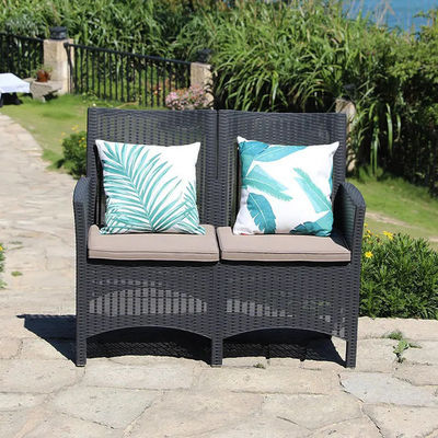 Verwandeln Sie Ihre Terrasse in ein nordisches Paradies mit Plastik-Tisch- und Stuhl-Set