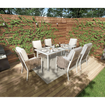 Moderne Outdoor-Tische und Stühle für Restaurantessen