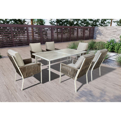 Moderne Outdoor-Tische und Stühle für Restaurantessen