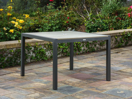 27.5" L x 25.5" W 26" H Aluminium Esszet mit Poly Lumber Tischplatte und Regenschirm Loch