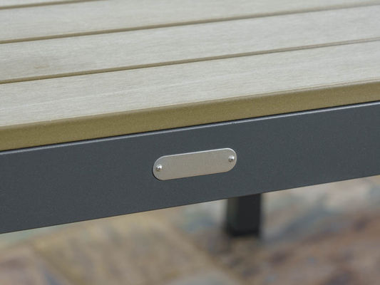 27.5" L x 25.5" W 26" H Aluminium Esszet mit Poly Lumber Tischplatte und Regenschirm Loch