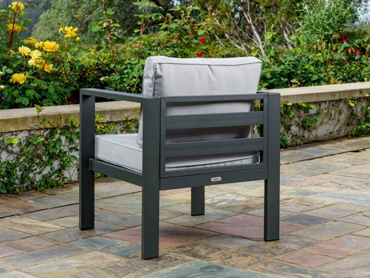 27.5" L x 25.5" W 26" H Aluminium Esszet mit Poly Lumber Tischplatte und Regenschirm Loch
