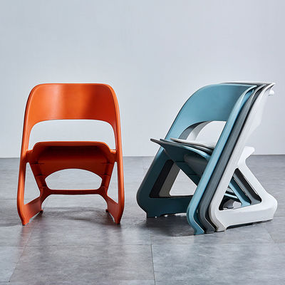 Einfache moderne stapelbare Kunststoff-Café-Stühle für Nordic Morden Outdoor Freizeitbalkon