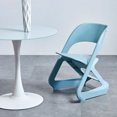 Einfache moderne stapelbare Kunststoff-Café-Stühle für Nordic Morden Outdoor Freizeitbalkon
