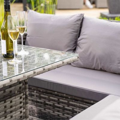 Elegant machen Sie Ihren Garten mit dem AJUNION Wicker Woven Sofa Set und dem Fire Pit Table