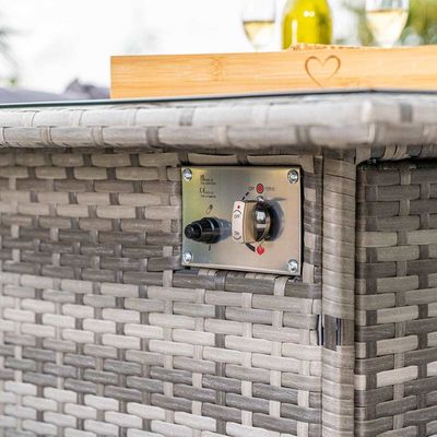 Elegant machen Sie Ihren Garten mit dem AJUNION Wicker Woven Sofa Set und dem Fire Pit Table
