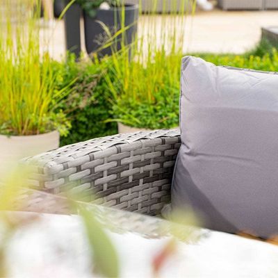 Elegant machen Sie Ihren Garten mit dem AJUNION Wicker Woven Sofa Set und dem Fire Pit Table