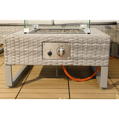 Außensofa aus Rattan mit Feuerstelle und Lagertisch