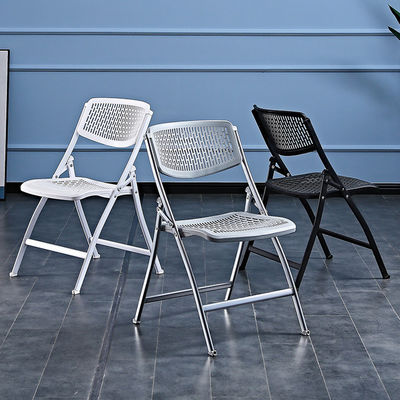 Klappbare weiße Metall-Plastik-Stapelstühle für Outdoor-Hotels Gartenparty Bankettveranstaltungen