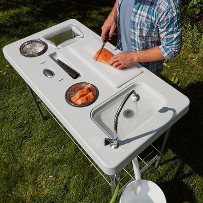 Tragbare Klapptisch aus Kunststoff und Metall für Camping und Gartenaktivitäten im Freien