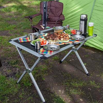 Portabler, leichter Aluminium-Falttisch für eine Party im Garten im Freien