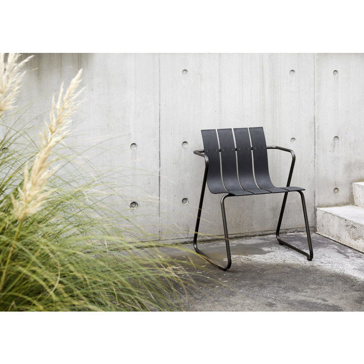 Metall-Stahl-Gartenstuhl mit minimalistischem Design Kunststoff-Holz-Sessel von AJUNION