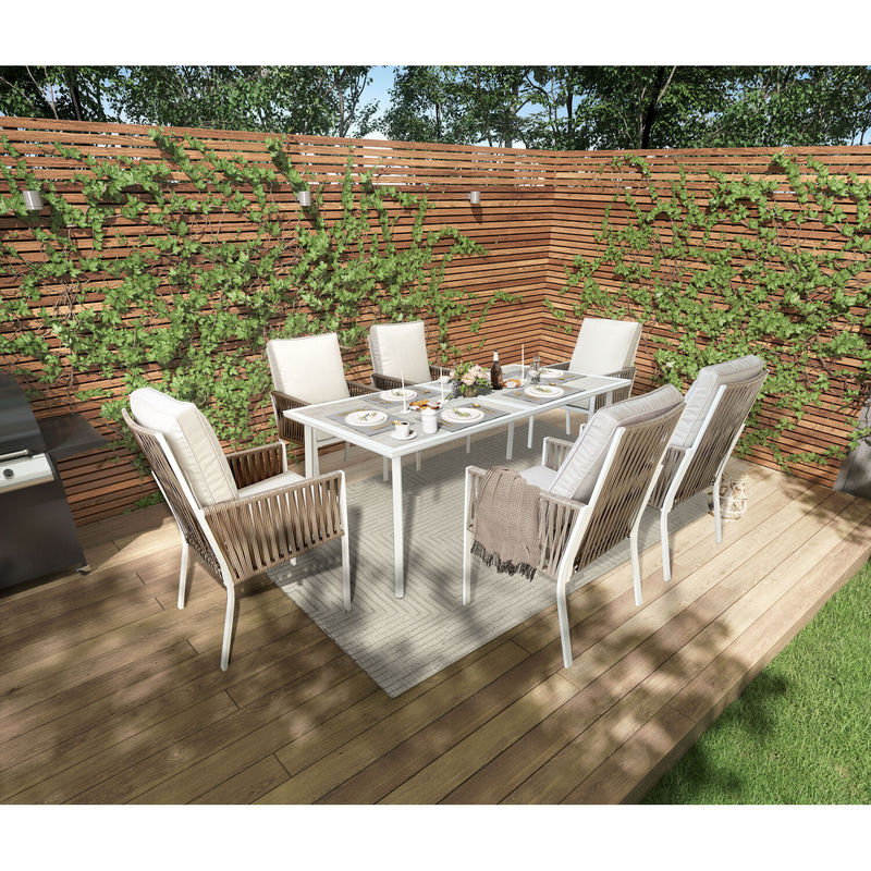Moderne Outdoor-Tische und Stühle für Restaurantessen