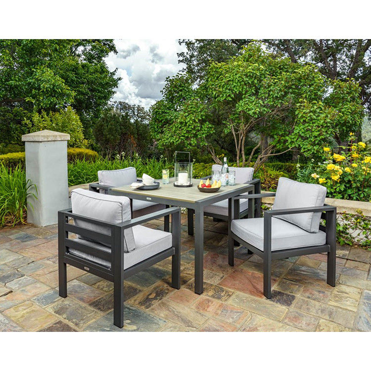 27.5" L x 25.5" W 26" H Aluminium Esszet mit Poly Lumber Tischplatte und Regenschirm Loch