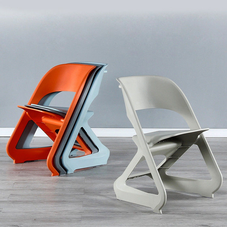 Einfache moderne stapelbare Kunststoff-Café-Stühle für Nordic Morden Outdoor Freizeitbalkon