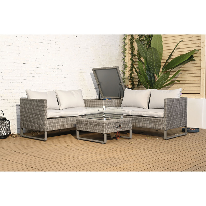 Außensofa aus Rattan mit Feuerstelle und Lagertisch