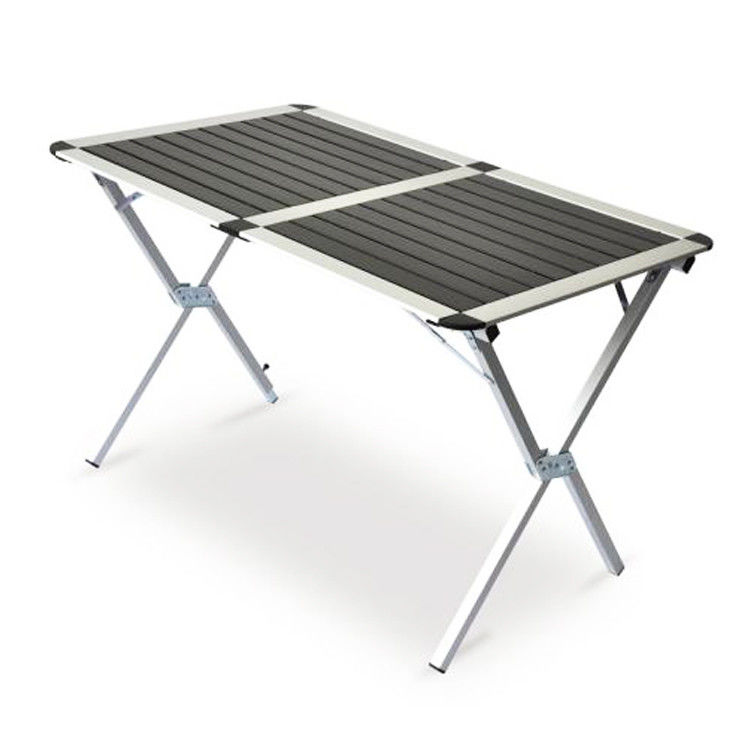 Portabler, leichter Aluminium-Falttisch für eine Party im Garten im Freien